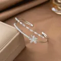 Eleganter silberner doppellagiger Armreif mit Blume und Baguette-Zirkonia-Steinen - Doppellagiges Weißes Strass Ahornblatt (E2908) / Silber