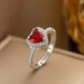 Nahaufnahme eines silberfarbenen Rings mit einem funkelnden roten herzförmigen Edelstein - Nur Ring (F1271) / Einstellbar Offen / Rotes Herz (Silber)