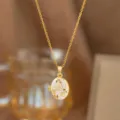 Elegante colgante guardapelo dorado con diseño floral y acabado en esmalte blanco - Dorado (Flor Blanca)