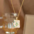 Collar con colgante de libro en esmalte dorado con cristal y detalles verdes - Dorado (Ojo Cuadrado)