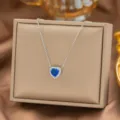 Detailaufnahme einer Silberkette mit einem glänzenden herzförmigen blauen Saphiranhänger. - Nur Halskette (7003) / Blaues Herz (Silber)