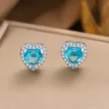 Nahaufnahme der eleganten Herz-Ohrstecker aus Aquamarin mit funkelndem Halo. - Nur Ohrringe (7010) / Hellblaues Herz (Silber)