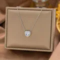 Detailansicht der herzförmigen Zirkonia-Halskette mit mikropave-weißen Diamanten auf Silber. - Nur Halskette (7007) / Kristall Herz (Silber)