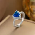 Makro-Detail eines silbernen Herzrings mit einem leuchtend blauen Saphir-Zirkonia - Nur Ring (F1272) / Einstellbar Offen / Blaues Herz (Silber)