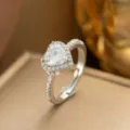 Detaillierte Ansicht eines herzförmigen Zirkonrings mit Mikro-Pavé-Fassung auf Box - Nur Ring (F1167) / Einstellbar Offen / Kristall Herz (Silber)