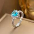 Detailaufnahme eines herzförmigen blauen Zirkonia-Rings mit silberner Fassung - Nur Ring (F1274) / Einstellbar Offen / Hellblaues Herz (Silber)