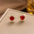 Elegante vergoldete Ohrstecker mit rotem Herz-Zirkonia und Mikro-Pave-Kristallen - Nur Ohrringe (7019) / Rotes Herz (Gold)