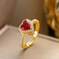 Eleganter vergoldeter Ring mit einem funkelnden herzförmigen roten Zirkonia-Stein - Nur Ring (F1275) / Einstellbar Offen / Rotes Herz (Gold)