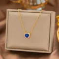 Exquisite goldene Herz-Halskette mit blauem Zirkonia auf einer Schmuckschatulle - Nur Halskette (7020) / Blaues Herz (Gold)