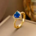 Eleganter Goldring mit herzförmigem blauem Stein und Zirkonia-Mikropavé-Akzenten - Nur Ring (F1276) / Einstellbar Offen / Blaues Herz (Gold)