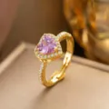 Eleganter vergoldeter Ring mit einem herzförmigen rosa Zirkonia und Mikro-Pave-Zirkonia-Akzenten - Nur Ring (F1277) / Einstellbar Offen / Rosa Herz (Gold)