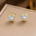Elegante goldfarbene Herz-Ohrstecker mit funkelnden Zirkonia-Steinen im Micro-Pave-Stil - Nur Ohrringe (7025) / Weißer Zirkon Herz (Gold)