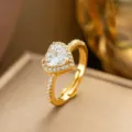 Eleganter vergoldeter Damenring mit einem funkelnden herzförmigen Zirkonia-Stein - Nur Ring (F1278) / Einstellbar Offen / Weißer Zirkon Herz (Gold)