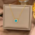 Elegante Halskette mit Mikropavé-Zirkonia-Herz und einem hellblauen Edelstein-Anhänger - Nur Halskette (7026) / Hellblaues Herz (Gold)