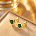 Detaillierte Makroansicht vergoldeter Herz-Ohrstecker mit grünen Zirkonia-Einlagen. - Ohrstecker mit grünem Strass-Herz (G347) / Gold/Grün