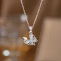 Detailansicht einer silbernen Schmetterling Halskette mit funkelnden Kristallsteinen - Weißer Zirkonia Schmetterling Halskette (9460)