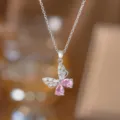 Detailansicht einer silbernen Schmetterlingskette mit rosa und klaren Zirkoniasteinen. - Rosa Zirkonia Schmetterling (Silber)