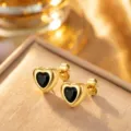 Detaillierte Aufnahme von herzförmigen Gold-Ohrsteckern mit schwarzen Zirkoniasteinen - Ohrstecker mit schwarzem Strass-Herz (G346) / Gold/Schwarz