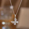 Detailansicht einer silbernen Schmetterlingskette mit funkelnden Zirkonia-Kristallen - Weißer Strass Schmetterling (Silber)