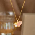 Nahaufnahme einer goldenen Muschel-Halskette mit rosa Emaille und einer weißen Perle - Rosa Muschel Perlenhalskette (9375) / Gold