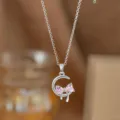 Nahaufnahme einer silbernen Halskette mit Mond und rosa Kristall-Schleifen-Anhänger - Rosa Zirkonia Schmetterling Mond Halskette (9414)