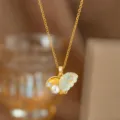 Detaillierte Nahaufnahme einer goldenen Muschelkette mit weißer Perle und blauem Emaille - Blaue Muschel Perlenhalskette (9376) / Gold