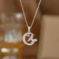 Detailansicht der silbernen Mondsichel-Halskette mit rosa Schmetterling und Zirkonia - Mond Schmetterling Stil (9412)