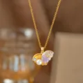 Makro-Detail einer Goldkette mit lila Emaille-Muschel-Anhänger und Perle - Lila Muschel Perlenhalskette (9377) / Gold