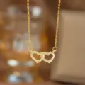 Nahaufnahme einer eleganten Kette mit zwei verschlungenen Herzen und funkelnden Steinen - Herz Doppelring (9402)