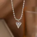 Elegante Halskette aus silbernem Titanstahl mit herzförmigem Anhänger und Perlenkette - Perlenherz-Halskette (H1268) / Stahlfarben
