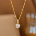 Elegante goldene Halskette mit einem funkelnden runden klaren Zirkonia-Anhänger für Damen - Rund (8401)