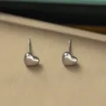 Minimalistische herzförmige Titanstahl-Ohrstecker mit einem polierten Silber-Finish - Herz-Ohrstecker (G225) / Stahlfarben