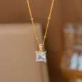 Elegante vergoldete Perlenkette mit einem quadratischen weißen Zirkonia-Anhänger - Quadrat (8405)