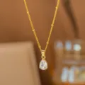 Elegante 18k vergoldete Halskette mit einem klaren Kristallanhänger in Tropfenform für Damen - Wassertropfen (8400)