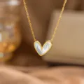 Elegante goldene Herz Halskette mit schimmernder Perlmutt-Einlage für stilvolle Damen. - Halskette mit weißem Muschelherz (H236) / Gold