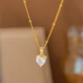 Elegante goldene Herzanhänger-Halskette mit klarem Kristall an einer zierlichen Kette. - Herzform (8403)