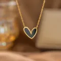 Elegante Halskette aus Titanstahl mit einem stilisierten schwarzen Herzanhänger - Halskette mit schwarzem Muschelherz (H214) / Gold