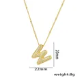 Nahaufnahme eines goldfarbenen Initial-W-Halskettenanhängers mit funkelnden Zirkoniasteinen - Anhänger Ohne Kette (Stil W) / Gold