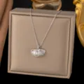 Elegante versilberte Muschelkette mit weißer Perle und funkelnden Zirkonia. - Perlen-Muschel-Halskette (8171) / Silber