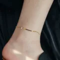 Elegantes Fußkettchen aus goldenem Titanstahl mit gebogenem Stab und Zirkonia für Damen - Lächeln (B17) / Gold