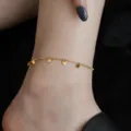Eleganter goldener Titanstahl-Fußkettchen mit polierten runden Plättchen für Damen - Kleine Runde Scheiben (B101) / Gold