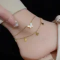 Eleganter zweilagiger Schmetterlings-Fußkettchen aus Titanstahl in Gold-Ausführung - Doppellagiger Schmetterling Weiße Muschel (B5002) / Gold
