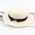 Eleganter beige Strohhut mit schwarzer Schleife, perfekt für Sommerstrand und Sonnenschutz. - M (56-58cm) / Creme
