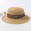 Chapeau de paille plat pour femme variante avec ruban marron et plaque metal d'ete. - Réglable / Café Clair