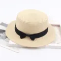Beige Strohhut mit flacher Oberseite und schwarzer Schleife, britischer Vintage Sommerhut. - M (56-58cm) / Beige