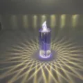 Détail de la bougie LED en diamant, projetant de magnifiques motifs de lumière radiale. - 5.3x16cm Petit sans Base / Bleu