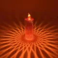 Vue détaillée de la bougie LED effet diamant projetant de superbes rayons lumineux géométriques. - 5.3x16cm Petit sans Base / Rouge