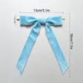 Hellblaue Samtschleife mit Draht zum Verpacken von Geschenken und weihnachtlichen Dekorationen. - Blau