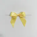 Fiocco in nastro di raso giallo con fascetta per confezioni regalo e imballaggio variante SKU - 2.5x9x9cm / Giallo