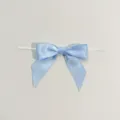 Fiocco in nastro di raso azzurro con fascetta trasparente per confezioni regalo da forno. - 2.5x9x9cm / Blu
